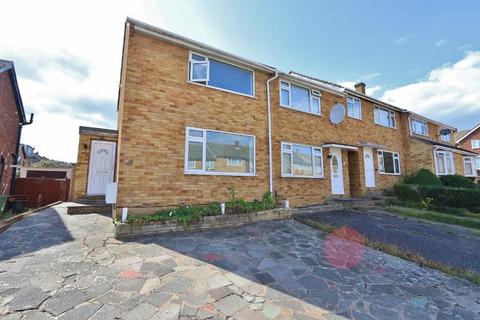 8 Archway, Romford, RM3 7EB
