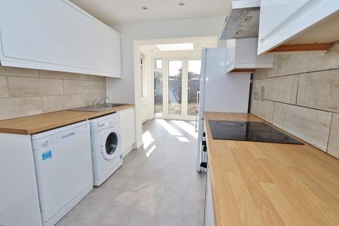 8 Archway, Romford, RM3 7EB