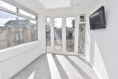 8 Archway, Romford, RM3 7EB
