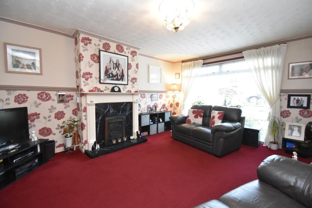 Lanrig Road, Chryston, G69 9NR 3 bed semidetached house £135,000