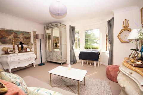 Flat 3, Glenview Station Road, Steyning, BN44 3YL