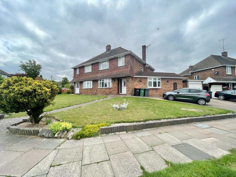 Meadway, Dunstable 4 bed semidetached house £400,000