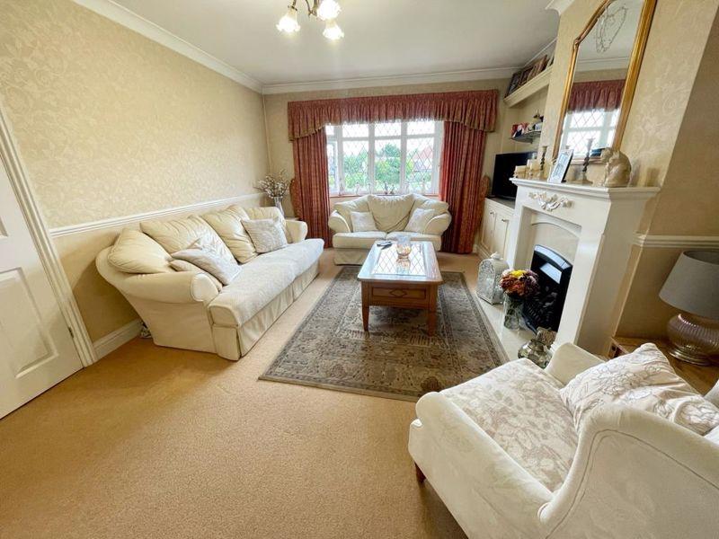 Meadway, Dunstable 4 bed semidetached house £400,000