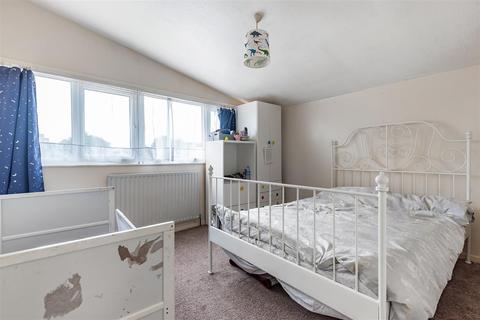 17 Eskdale Close, Wembley, HA9 8XB