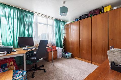 17 Eskdale Close, Wembley, HA9 8XB