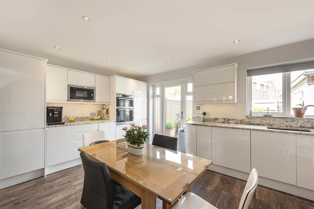 Alzey Gardens, Harpenden 3 bed semidetached house £650,000