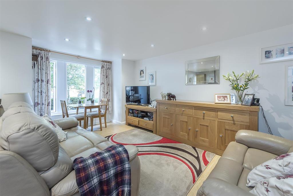 Kings Court, Southdown Road, Harpenden 2 bed flat £365,000