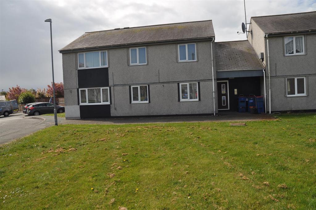 Tan Y Bryn, Valley, Holyhead 2 bed flat £495 pcm (£114 pw)