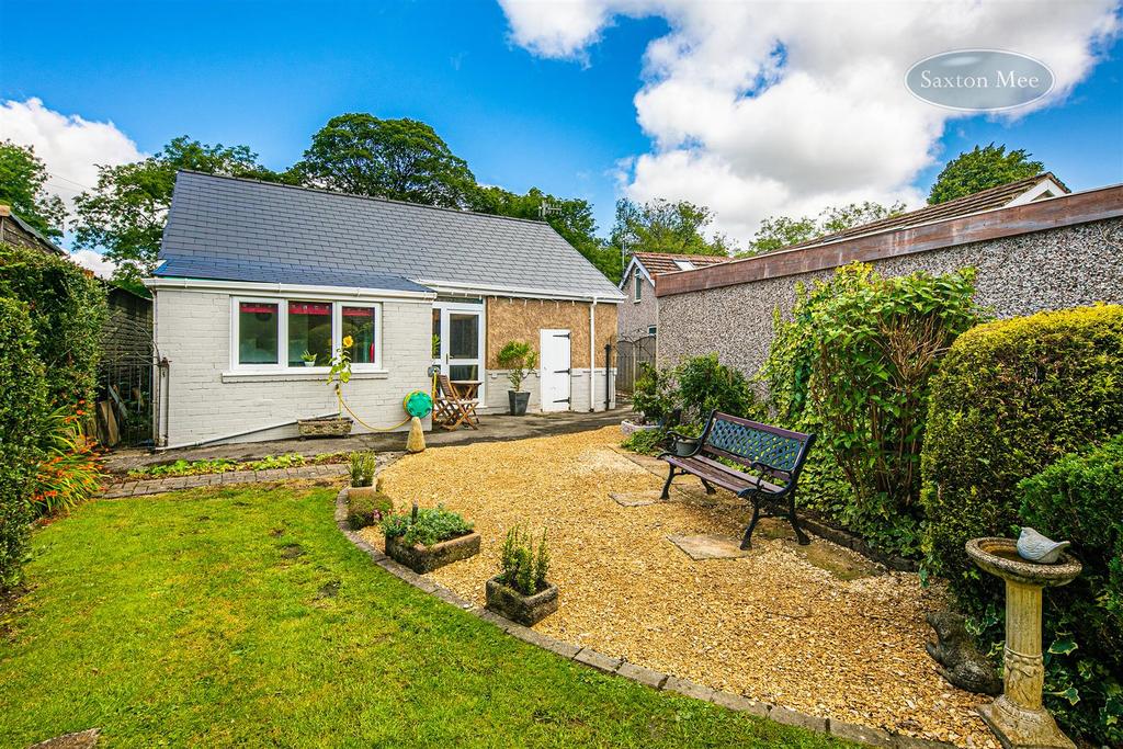 Unsliven Road, Stocksbridge, S36 1FT 2 bed detached bungalow £230,000