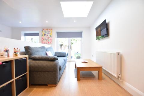 4 bedroom semi-detached house for sale - St. Michaels Road, Tilehurst, Reading