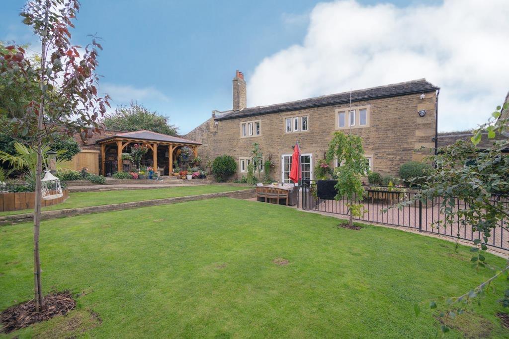 Smith House Lane, Lightcliffe, Halifax 3 bed detached house £415,000