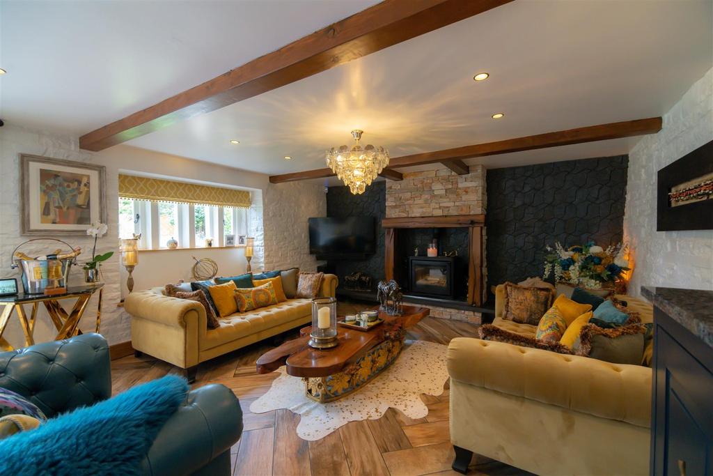Smith House Lane, Lightcliffe, Halifax 3 bed detached house £415,000