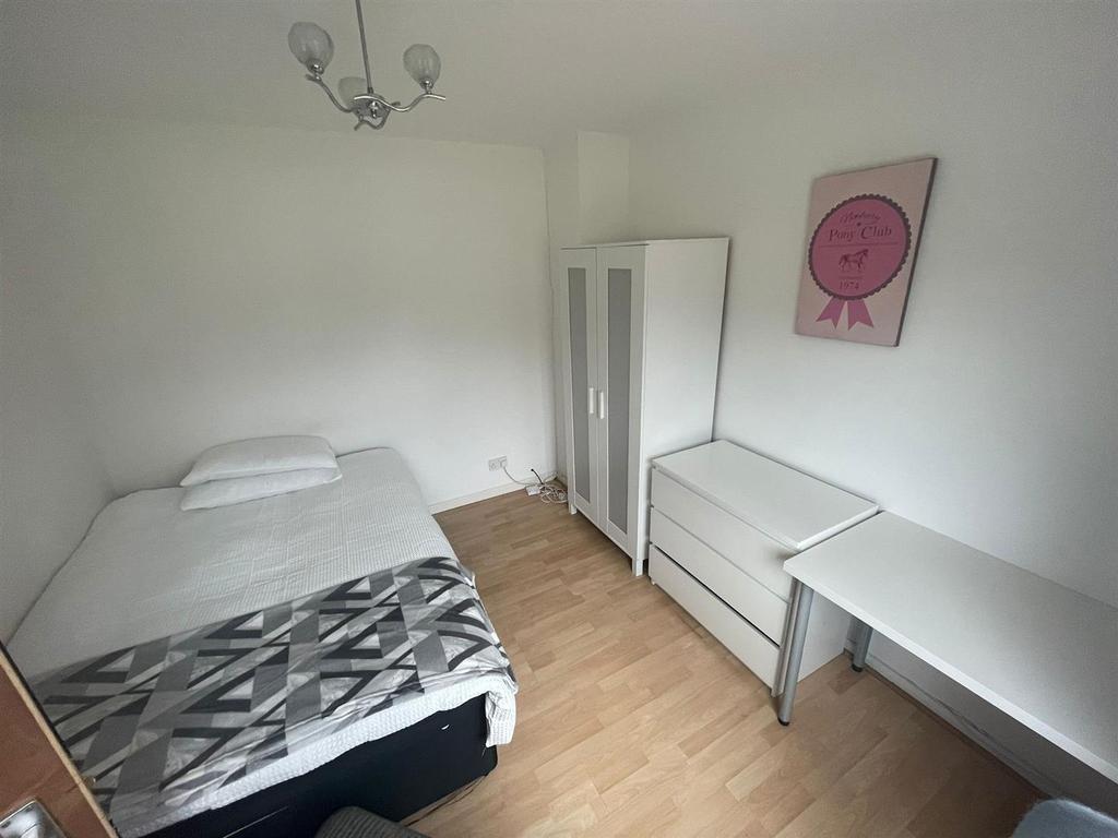 Bed 2.jpg