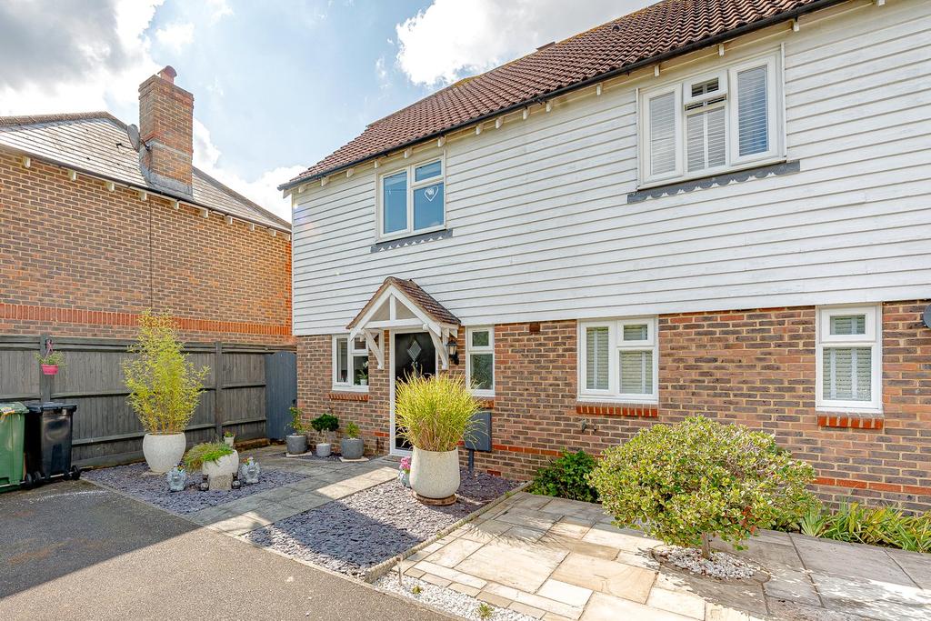 Shaw Close, Maidstone, ME14 2 bed semidetached house £325,000