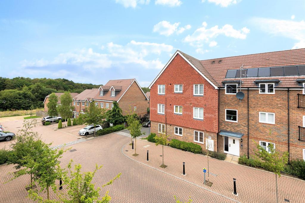 Becketts Court, Brookwood Farm Drive, Knaphill, Woking, GU21 2 bed