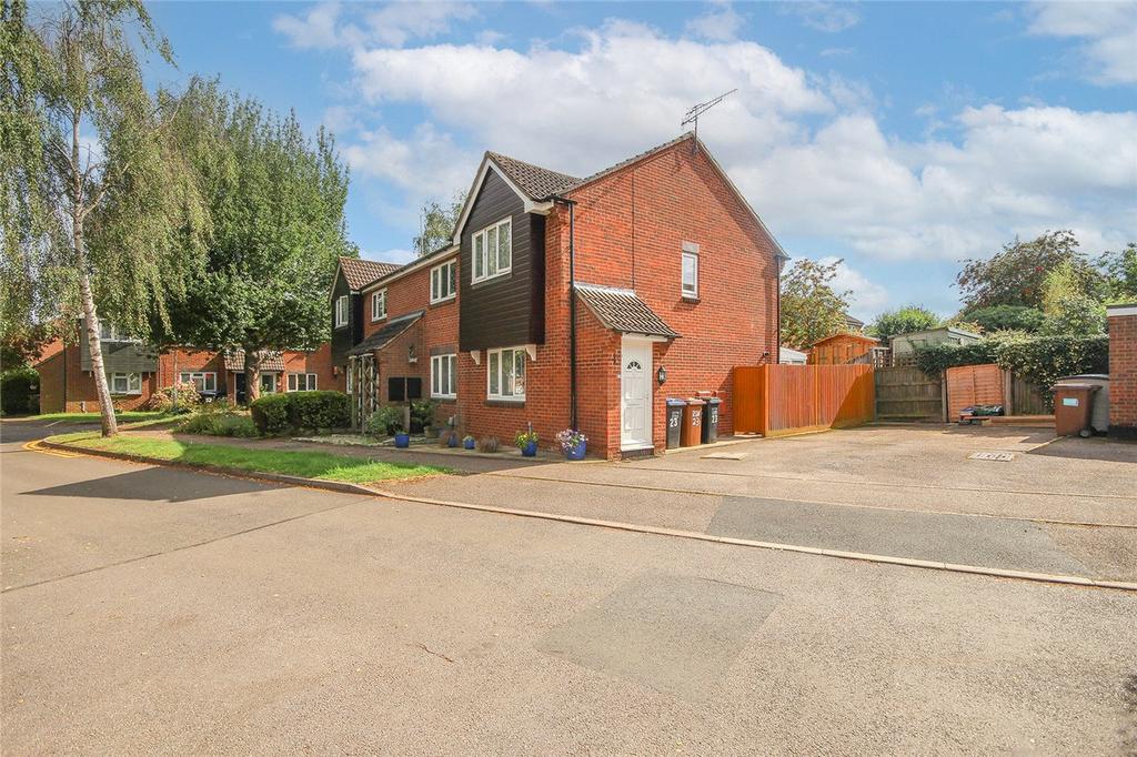 Harwood Close, Welwyn Garden City... 2 bed end of terrace house £330,000