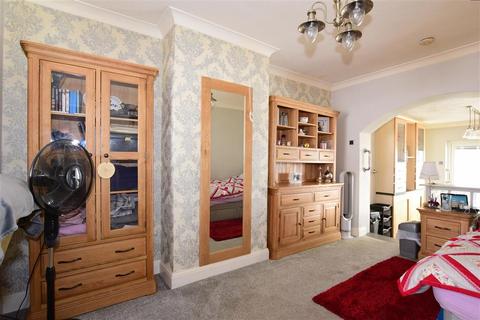 103 Lancelot Avenue, Strood, Rochester, ME2 2YX