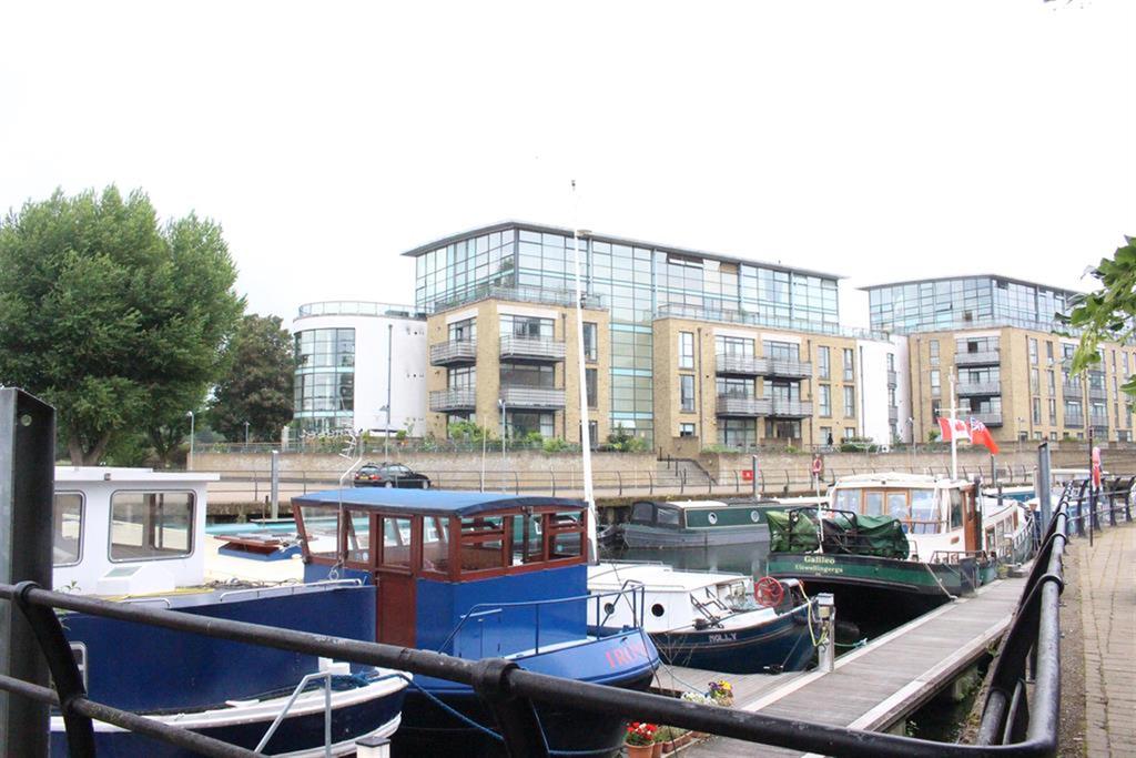 Ferry Lane, Brentford, TW8 2 bed flat £1,600 pcm (£369 pw)