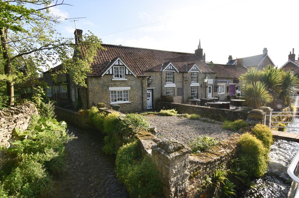 The Square, ThorntonLeDale... 2 bed cottage £275,000