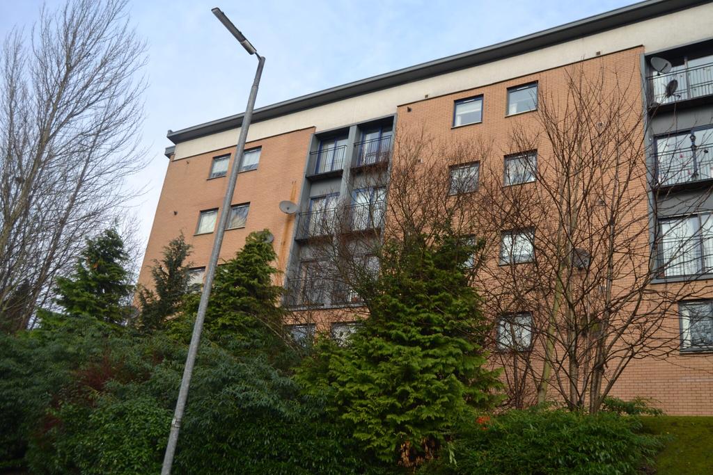 7 Calderpark Terrace 2 bed flat £675 pcm (£156 pw)