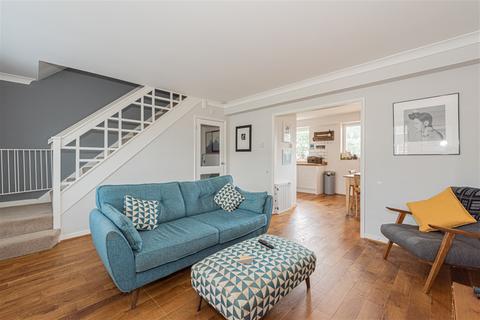 5 Carlyle Close, West Molesey, KT8 1SX
