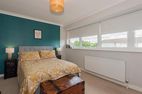 5 Carlyle Close, West Molesey, KT8 1SX