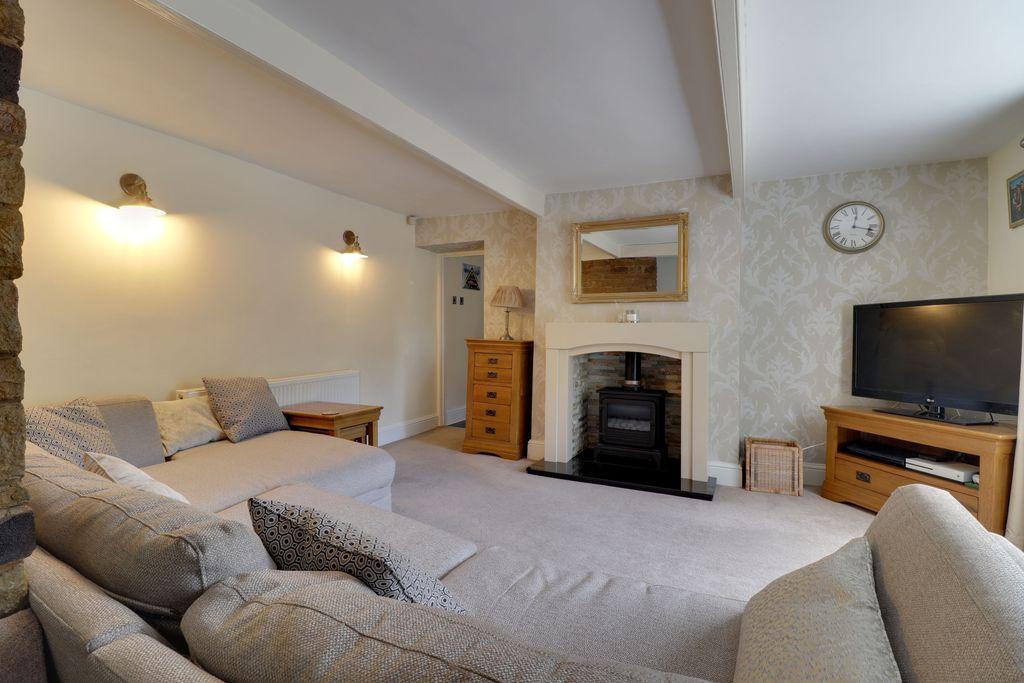 Meltham Road, Netherton, Huddersfield HD4 7HJ 3 bed semidetached house