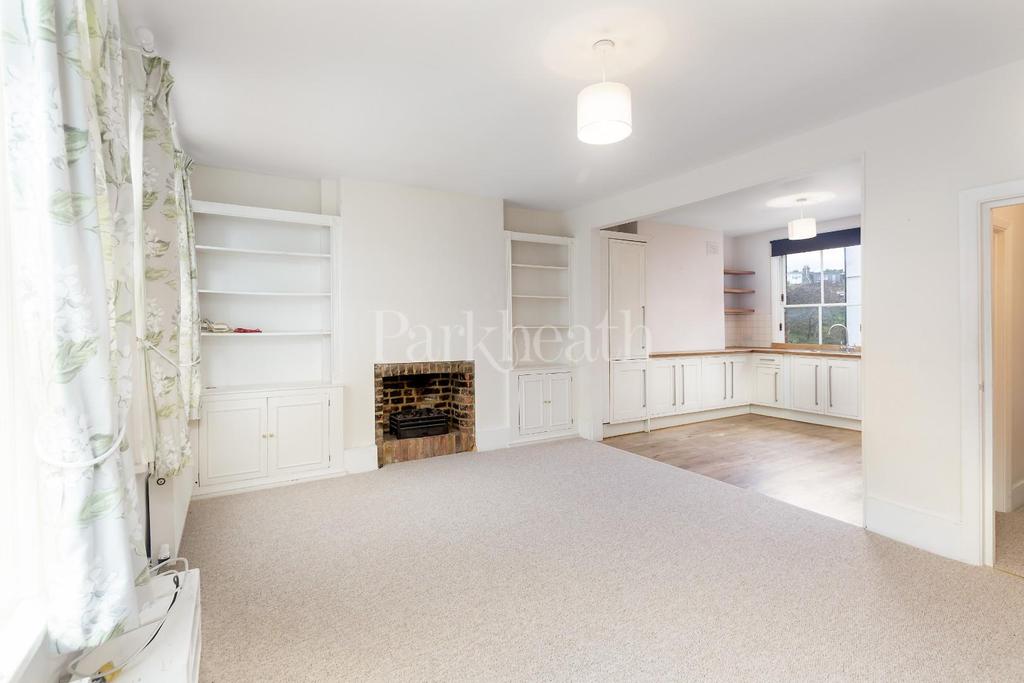 Agincourt Road, South End Green NW3 3 bed flat £2,700 pcm (£623 pw)