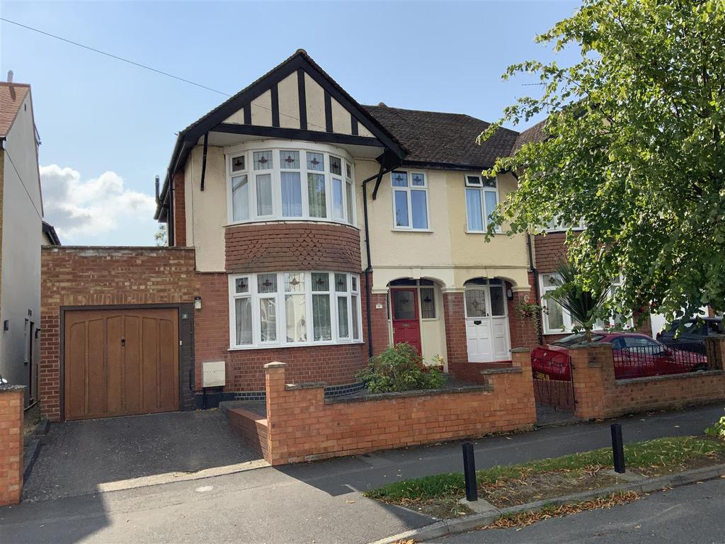 Marina Drive, Wolverton, Milton Keynes 3 bed semidetached house £365,000