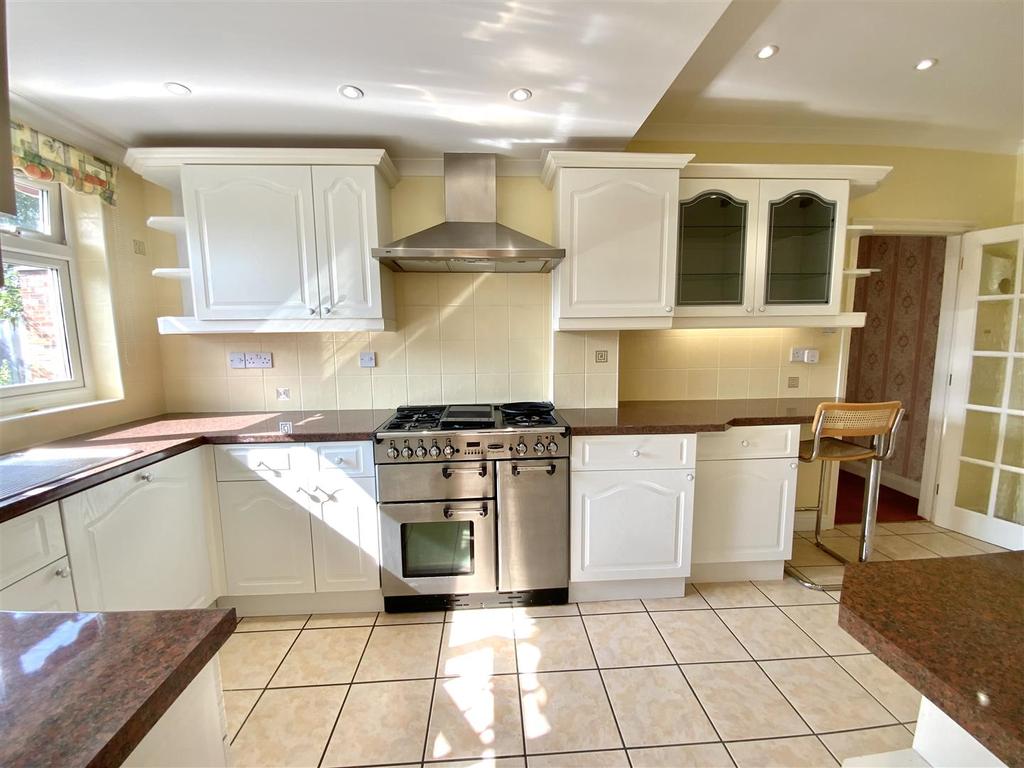 Marina Drive, Wolverton, Milton Keynes 3 bed semidetached house £365,000