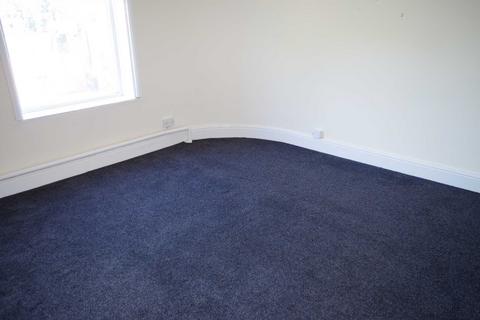 2 bedroom flat to rent, Cross Lane, Radcliffe