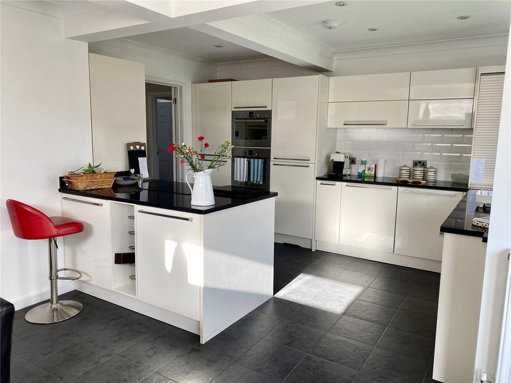 Fullerton Road, Lymington, SO41 5 bed bungalow £680,000