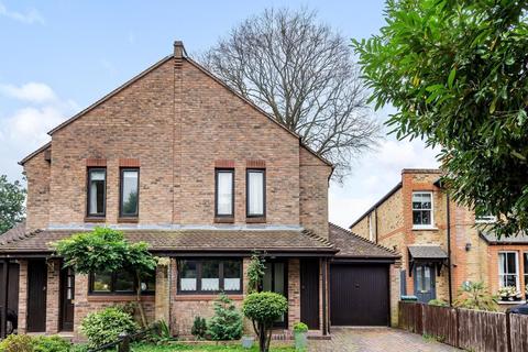 1a Acacia Road, Hampton, TW12 3DP