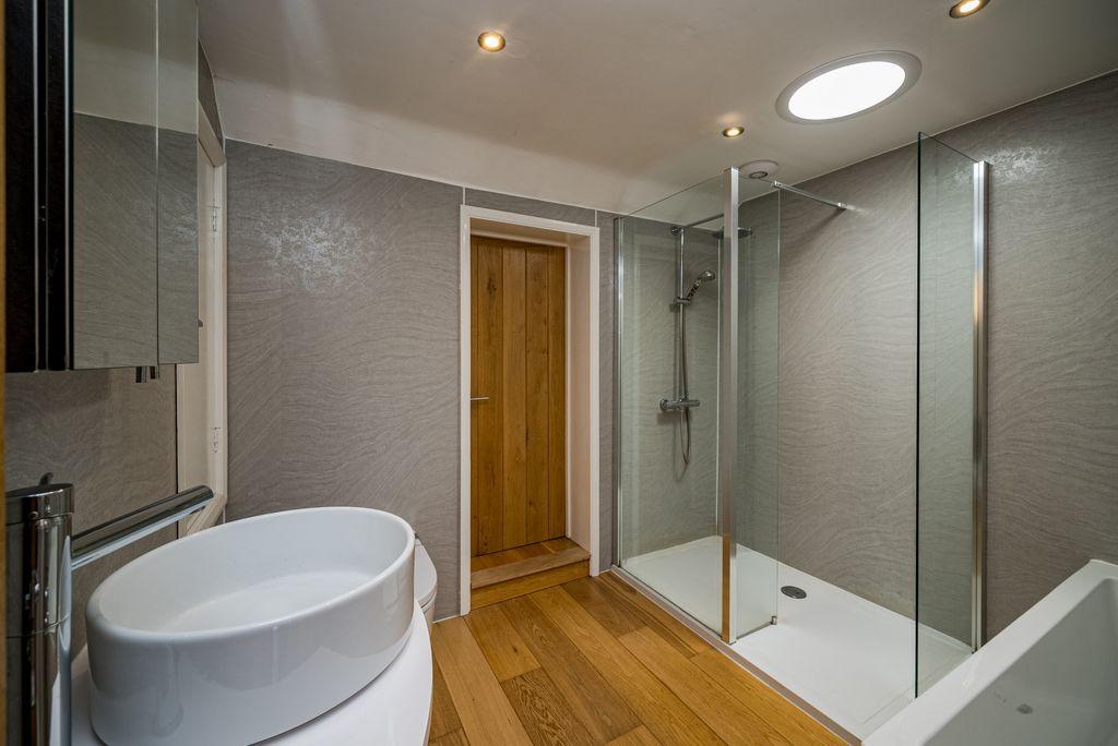 Bathroom (Bathroom)