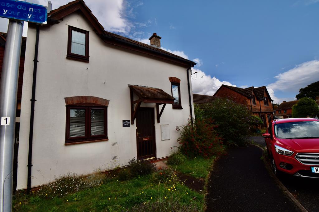 Heywood Drive, Starcross, Devon, EX6 2 bed semidetached house £875