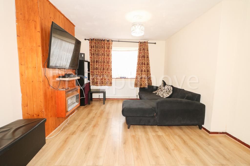 Hayhurst Road, Luton LU4 3 bed semidetached house £1,100 pcm (£254 pw)