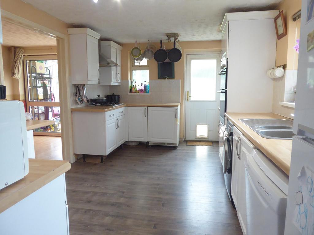 Springfield Avenue, Banbury 4 bed terraced house £299,950