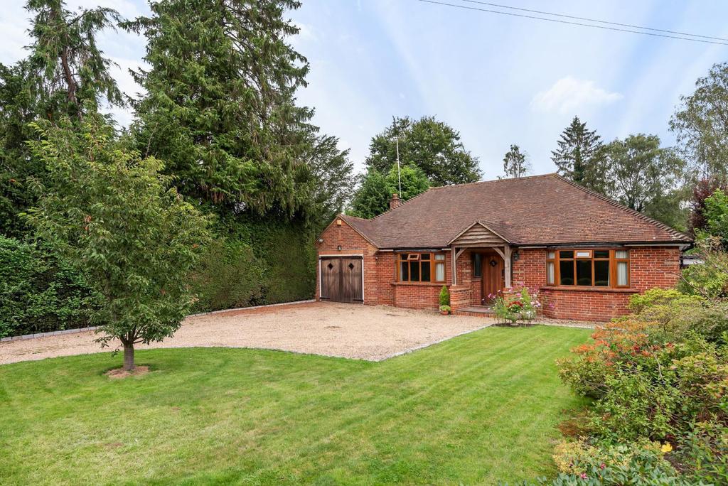 Oakwood Drive, East Horsley, KT24 3 bed detached bungalow £1,250,000