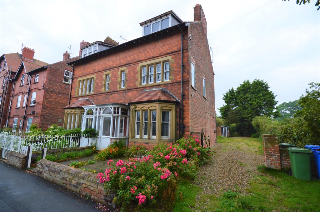 A West Avenue, Filey, North Yorkshire 2 bed flat £120,000