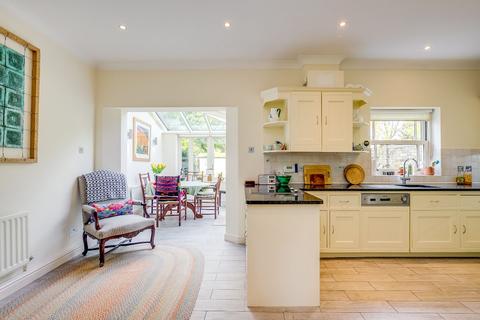 6 Heidegger Crescent, London, SW13 8HA