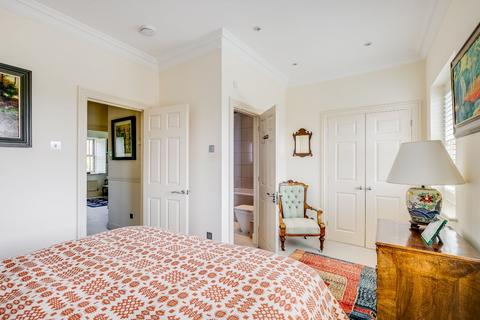 6 Heidegger Crescent, London, SW13 8HA