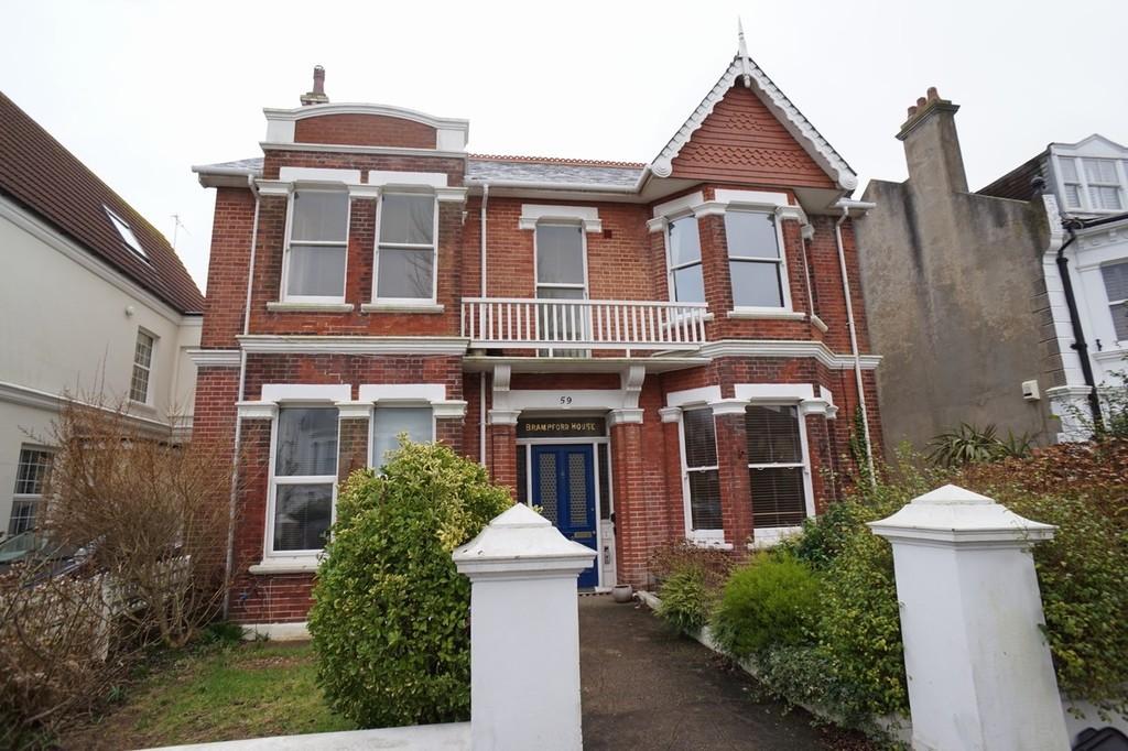 Walsingham Road, Hove 2 bed flat £1,400 pcm (£323 pw)
