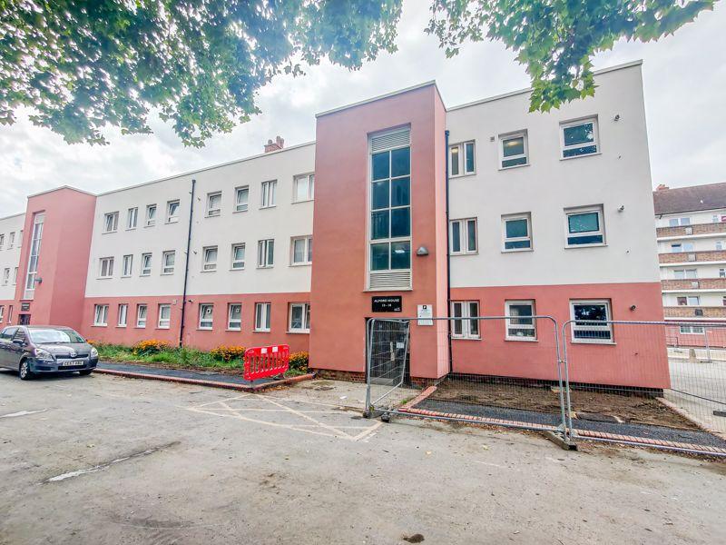 Barnfield Road, London 2 bed flat £240,000