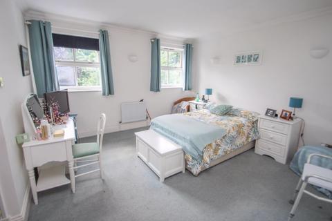 29 Raphael Drive, Thames Ditton, KT7 0BL