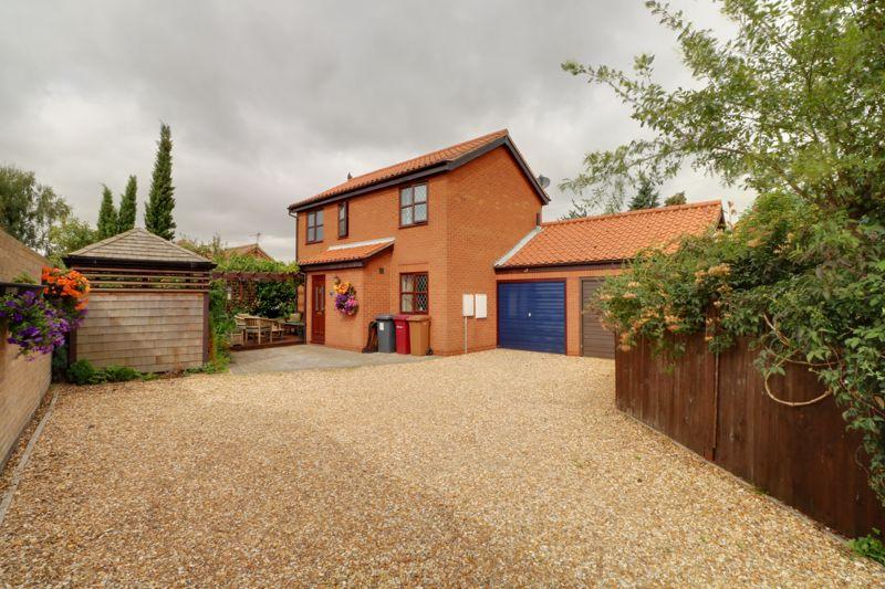 High Street, Messingham 3 bed detached house £200,000