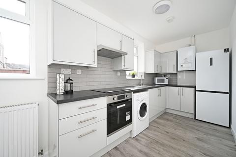 3 bedroom flat to rent, The Dale, Woodseats, S8