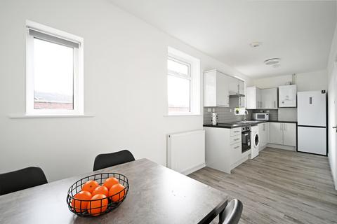 3 bedroom flat to rent, The Dale, Woodseats, S8