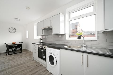 3 bedroom flat to rent, The Dale, Woodseats, S8