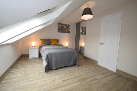 1 bedroom in a house share to rent, Broxholme Road - Front Attic Bedroom