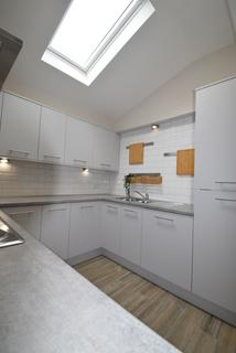 1 bedroom in a house share to rent, Broxholme Road - Front Attic Bedroom, S8